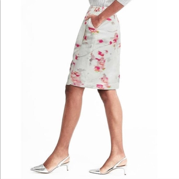 Banana Republic | Side Pleat Pencil Skirt - Picture 2 of 8